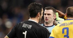 Buffon-e-arbitro-Oliver-Foto-Football3651.jpg